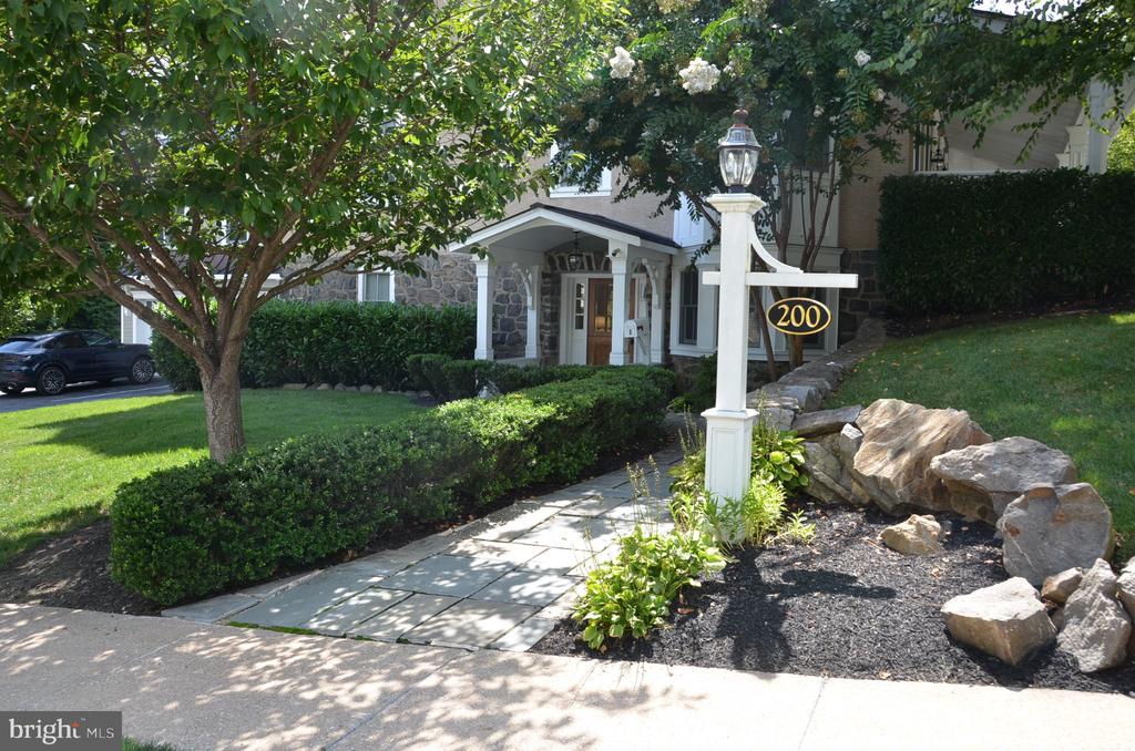 200 W WAYNE AVENUE Unit: 1