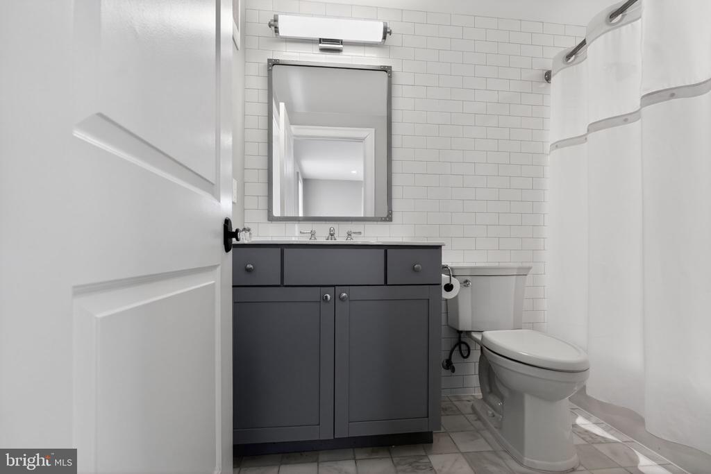 200 W WAYNE AVENUE Unit: 1