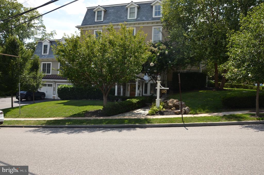 200 W WAYNE AVENUE Unit: 1