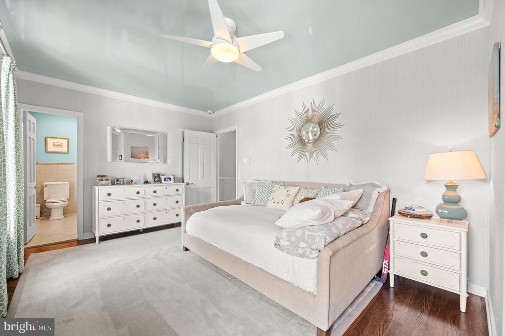 1115 RED ROSE LANE
