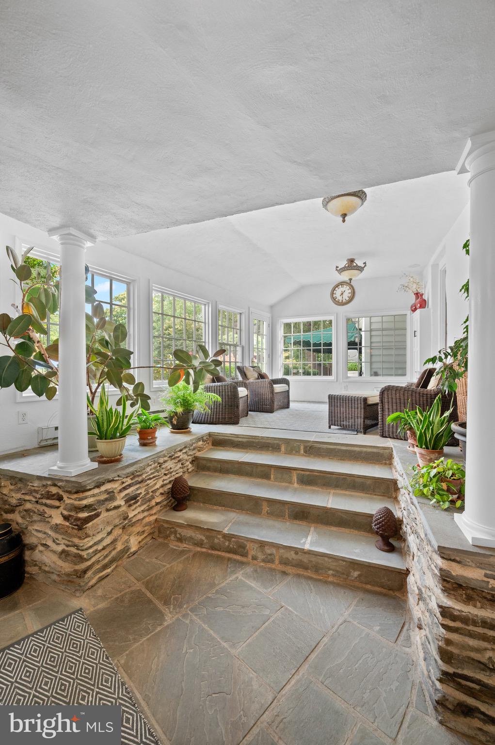 1115 RED ROSE LANE