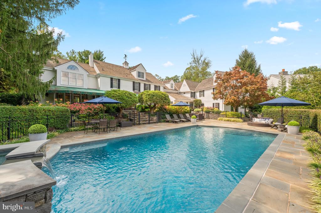 1115 RED ROSE LANE