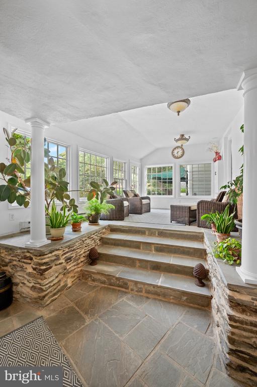 1115 RED ROSE LANE