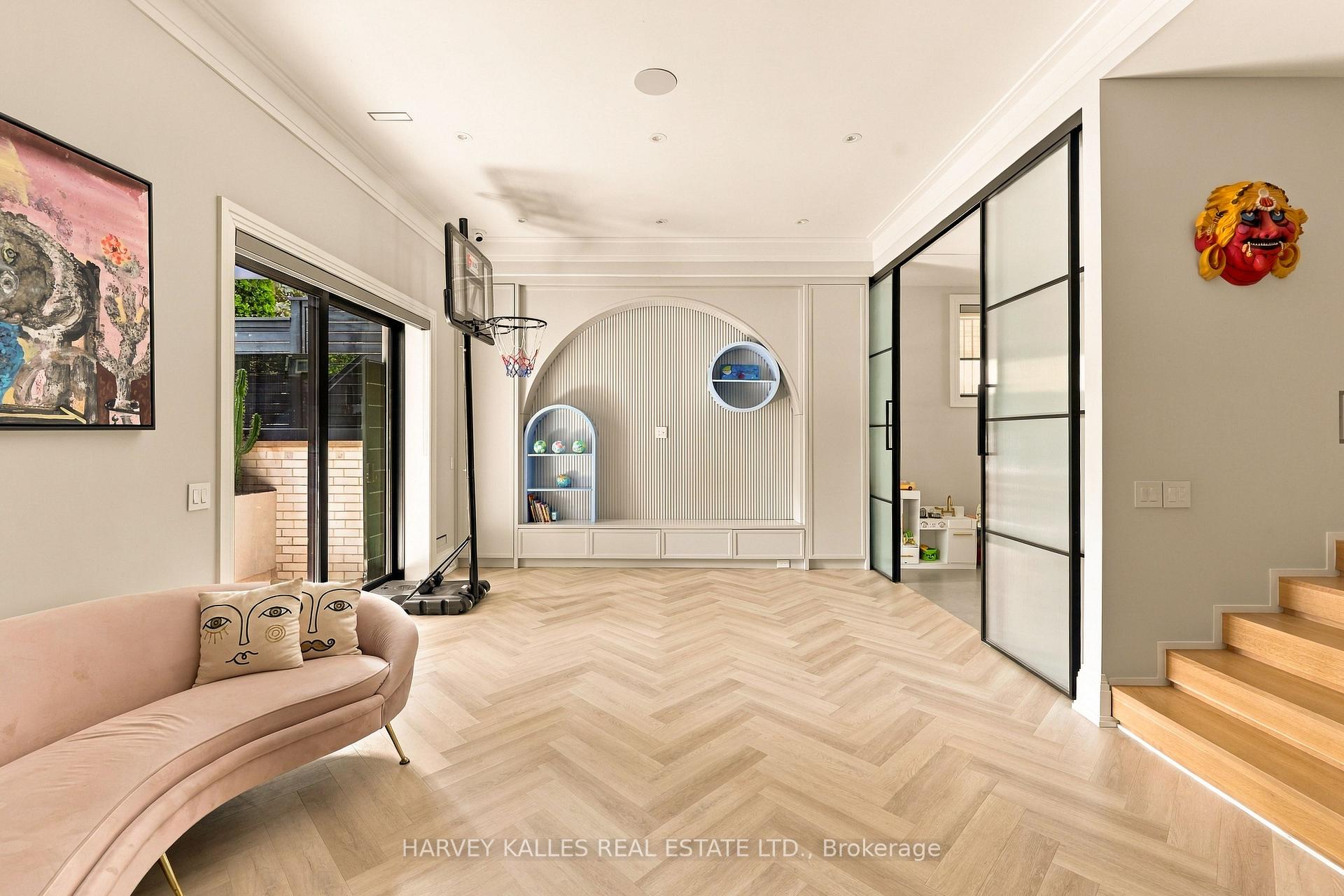 363 Bedford Park Avenue, Toronto