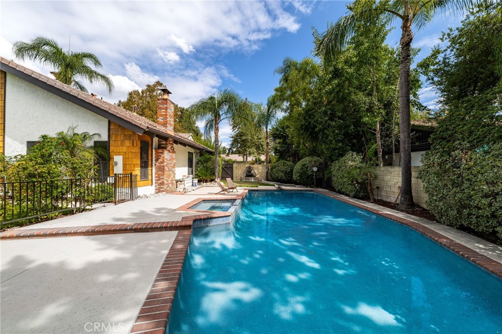 2305 Bonnie Brae Avenue