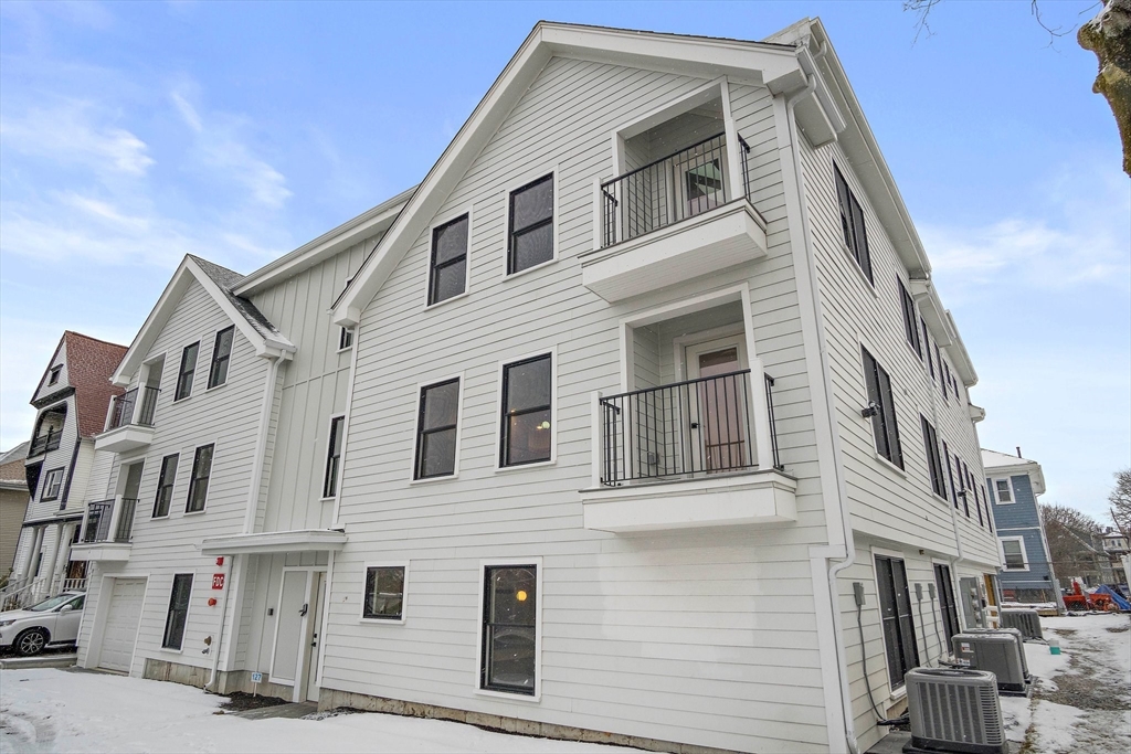127 E Cottage St # 1