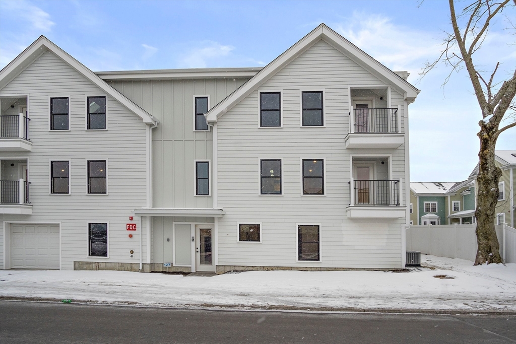127 E Cottage St # 1