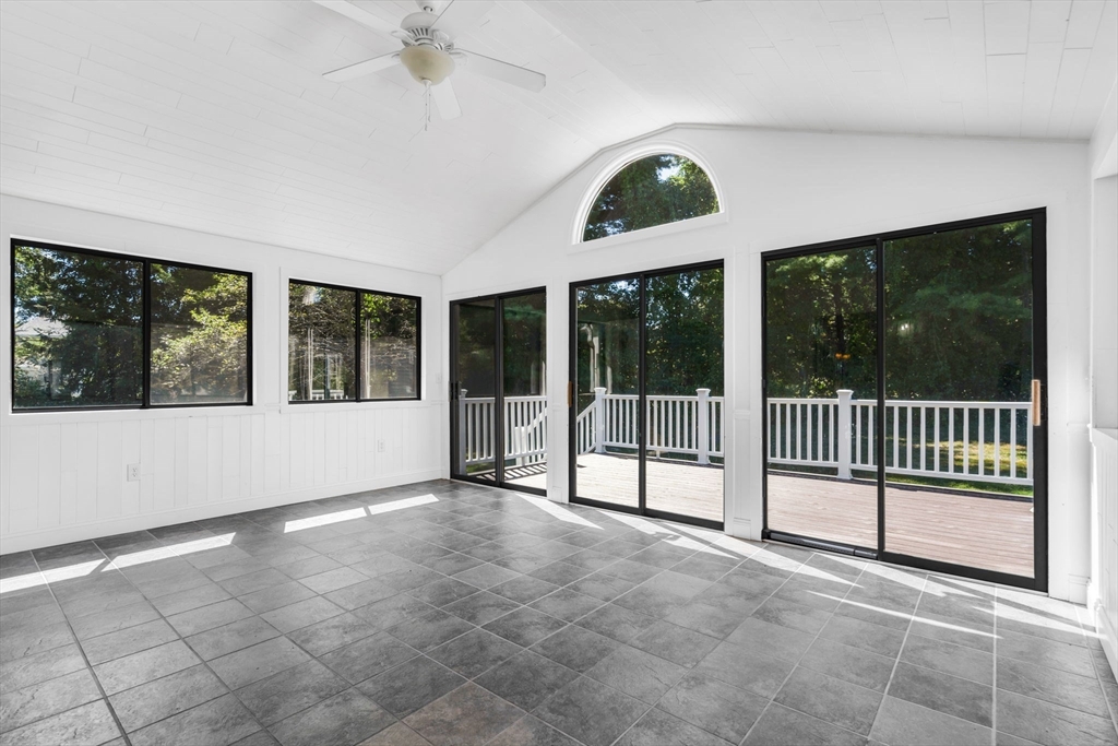 89 Robert Rd