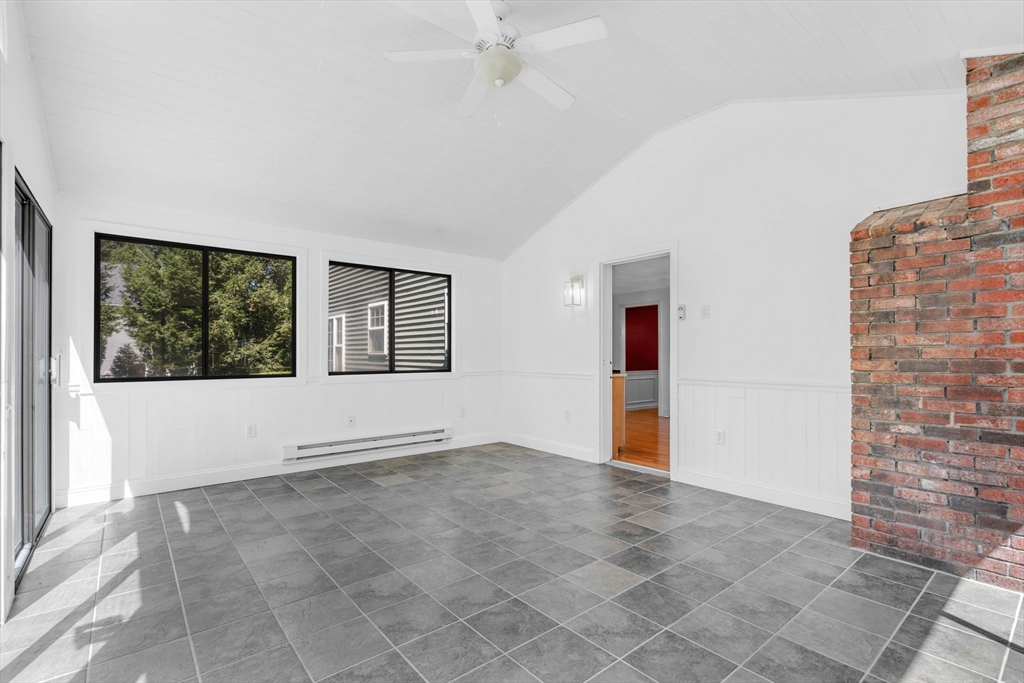 89 Robert Rd