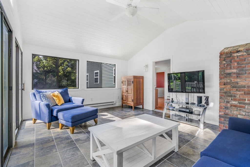 89 Robert Rd