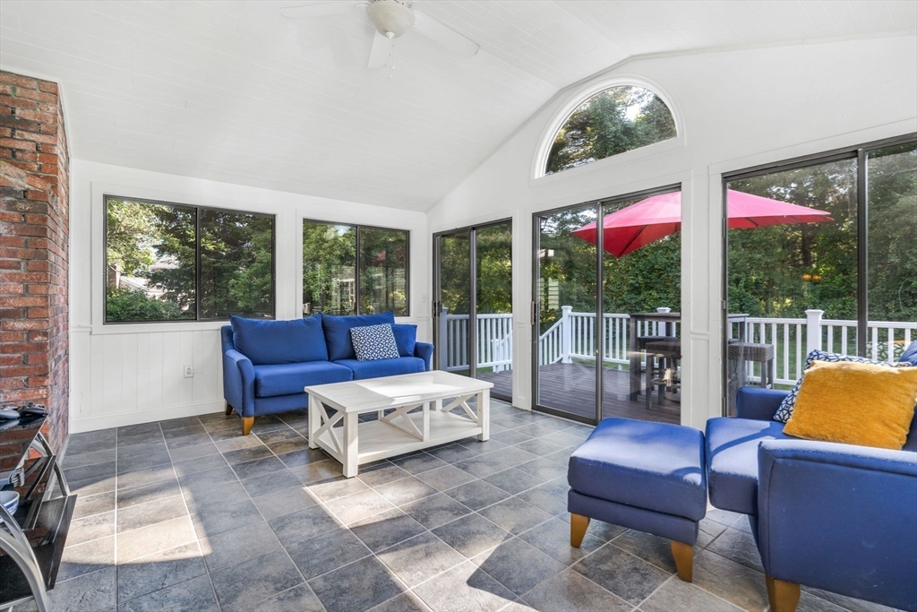 89 Robert Rd