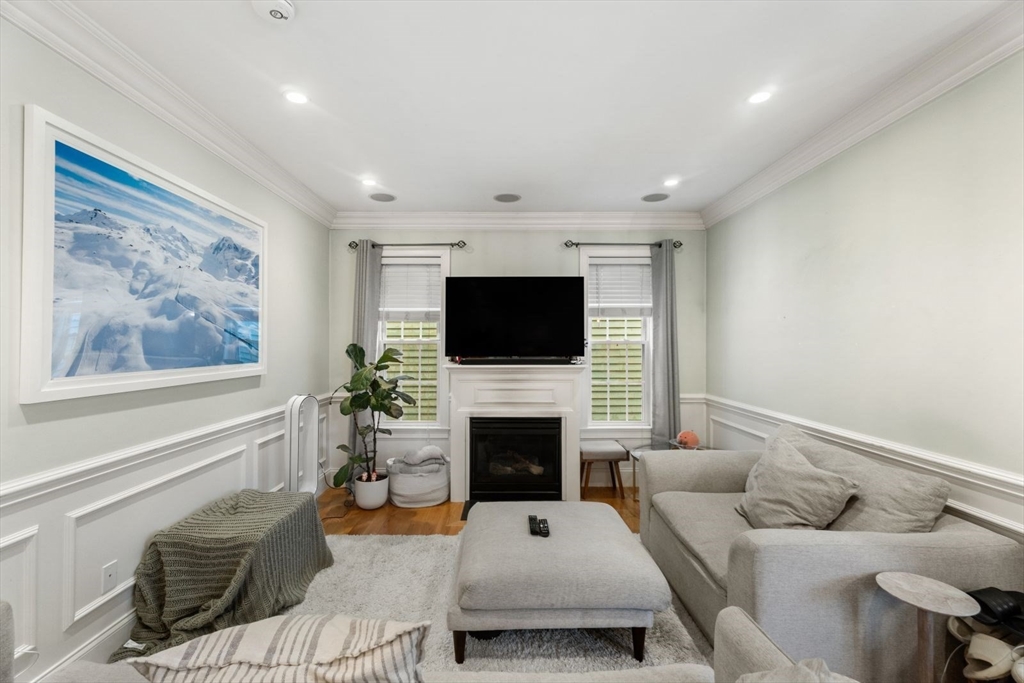 192 W 6th St # 2
