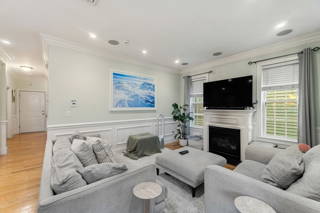 192 W 6th St # 2