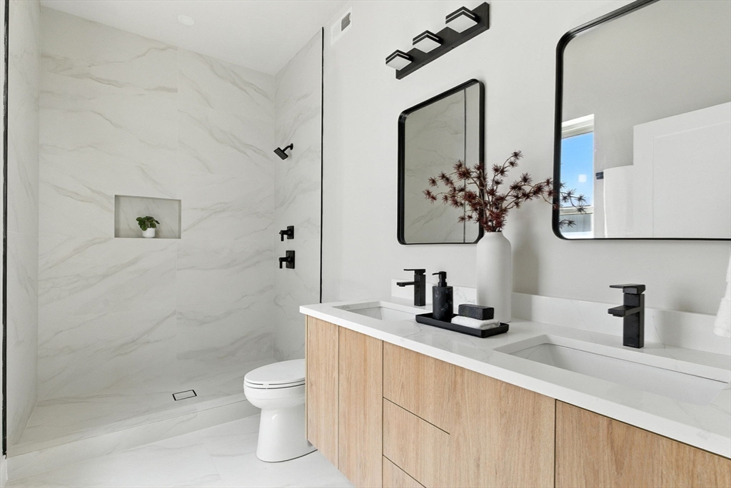 10 Woodford St # 3