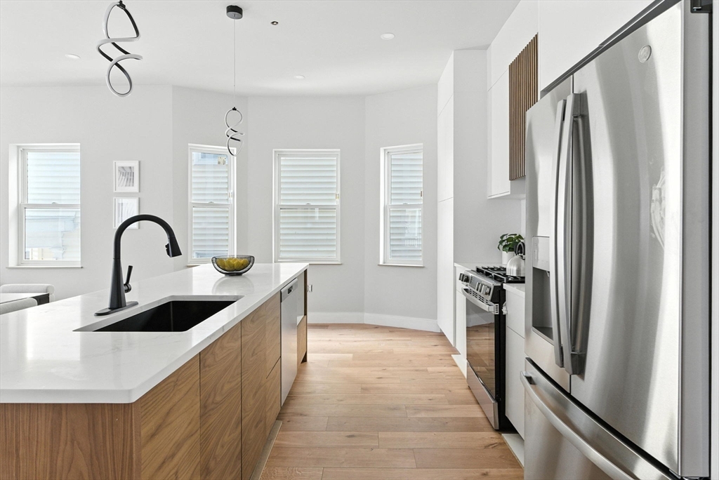 10 Woodford St # 3