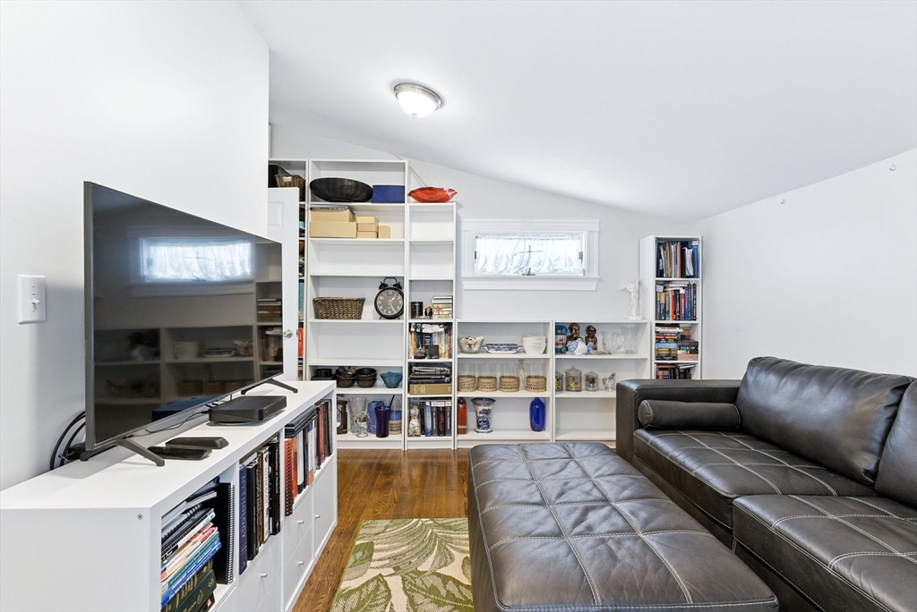 8 Earnshaw St