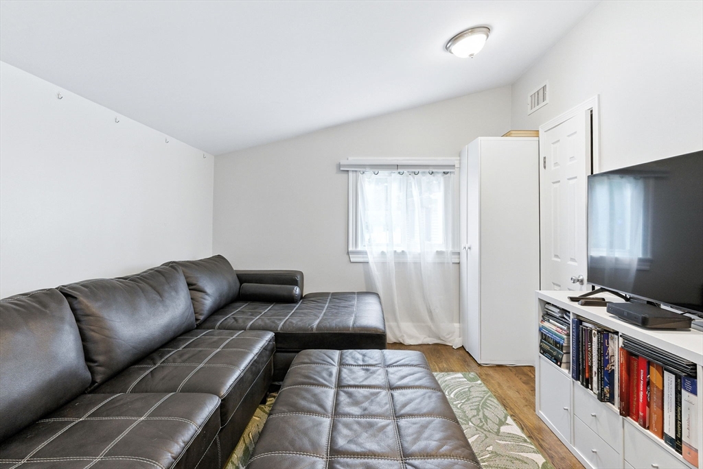 8 Earnshaw St