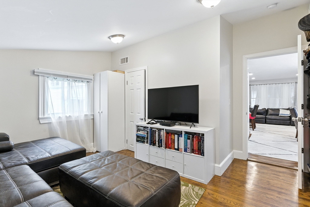 8 Earnshaw St