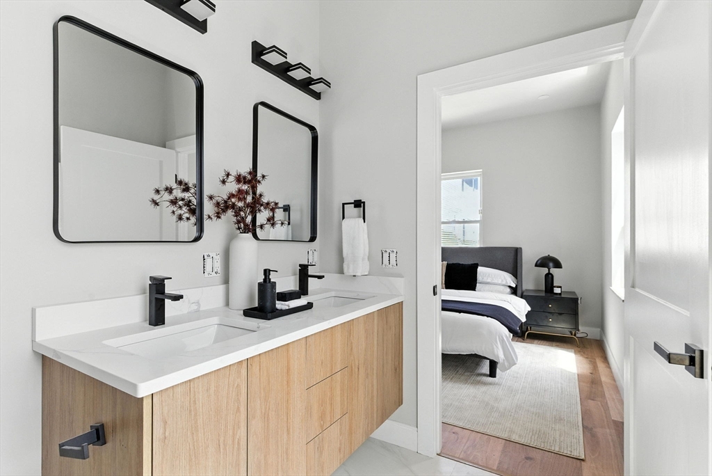 34 Woodford St # 1