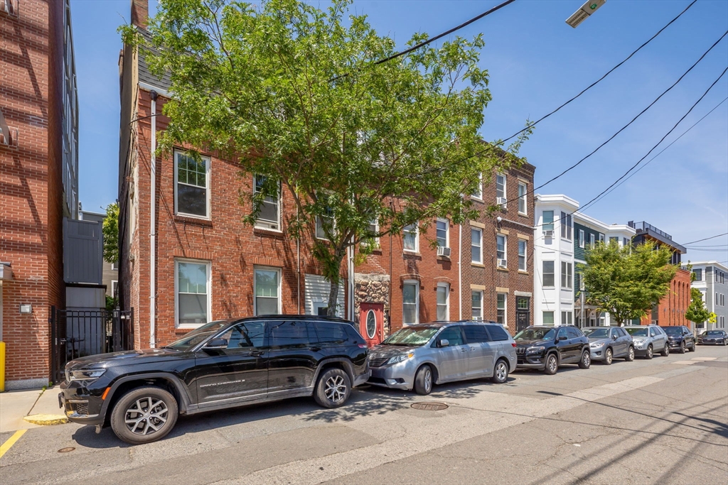 82 Bremen St
