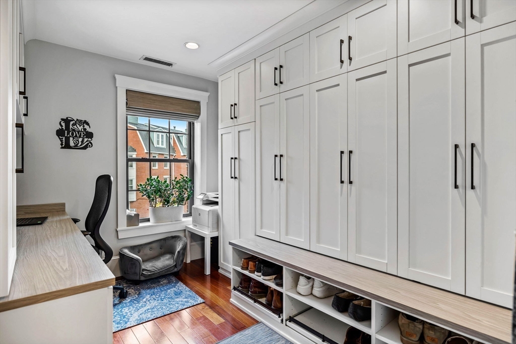 100 Main St # 5 Unit: #5