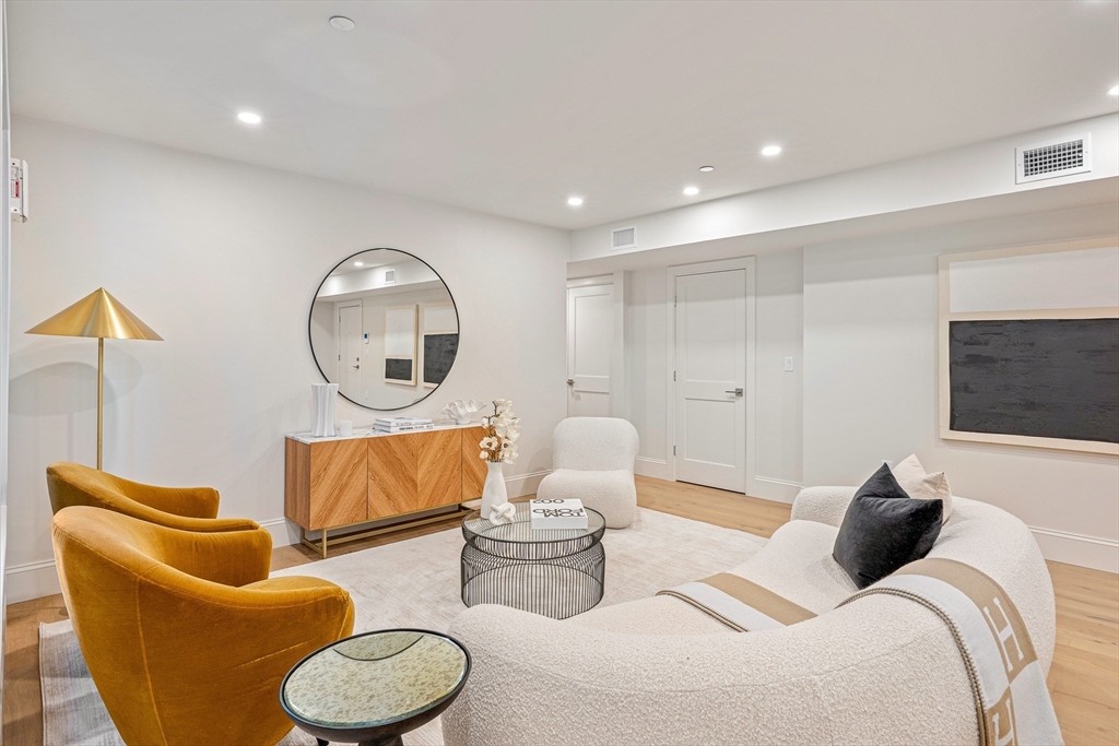 421 Saratoga Street # 4A