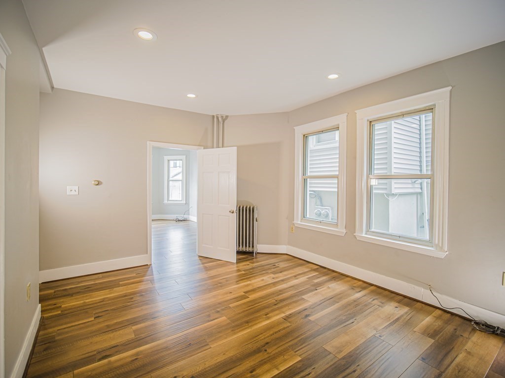 428 Saratoga St, Boston