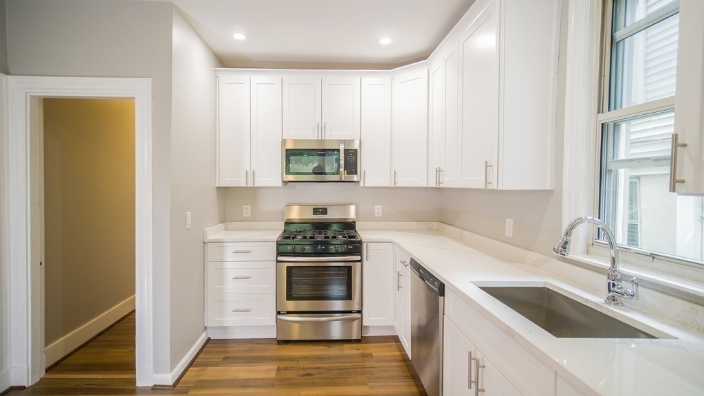 428 Saratoga St, Boston