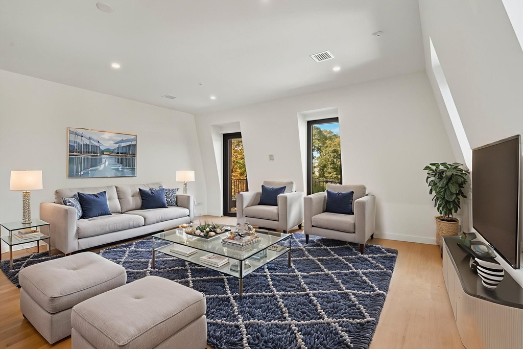 22 High Street Unit: PH11