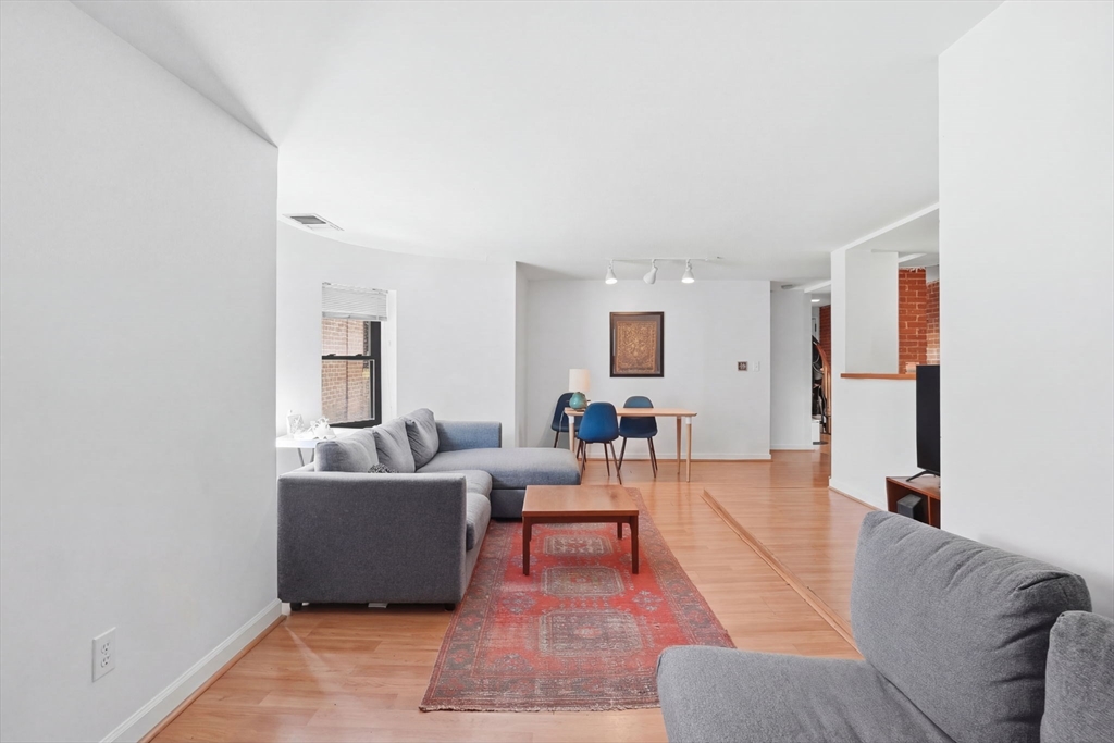 102 Gainsborough # 005E