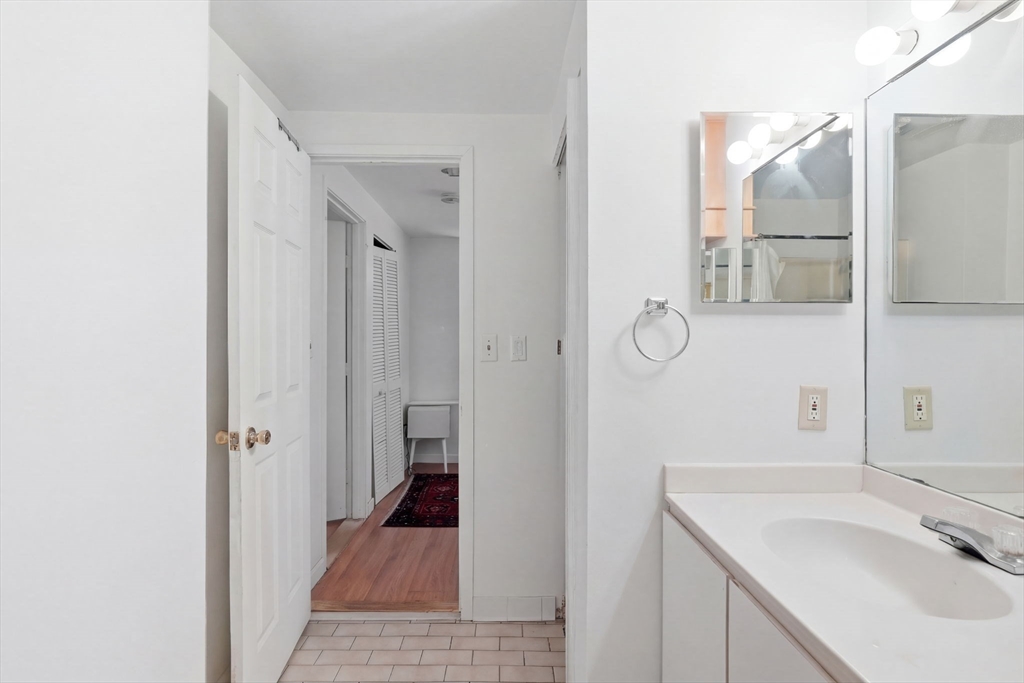 102 Gainsborough # 005E