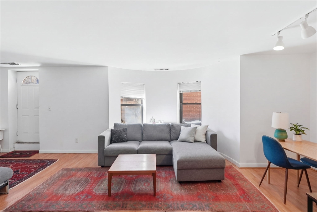 102 Gainsborough # 005E