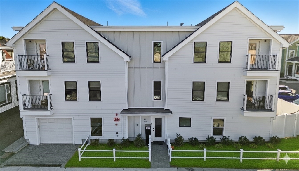 127 E Cottage St # 3