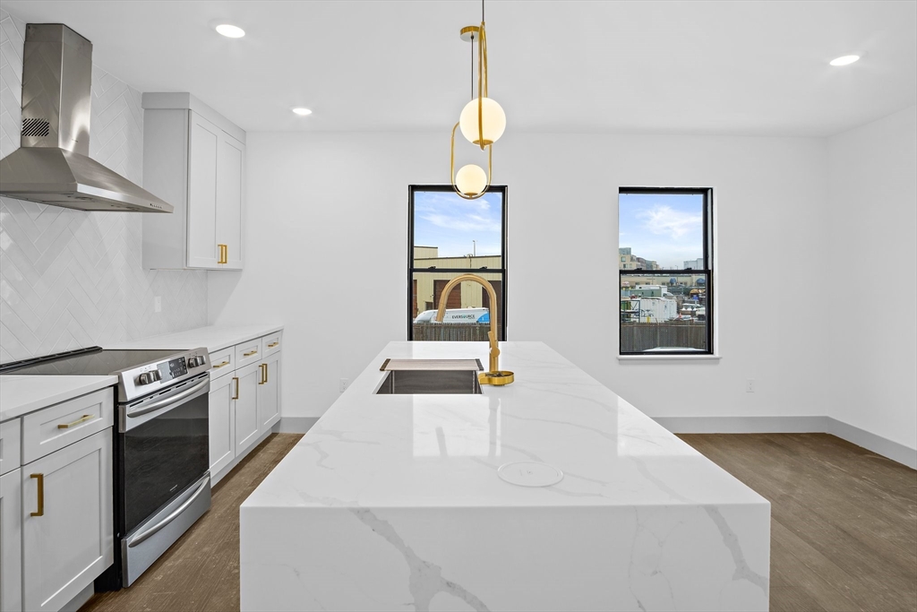 127 E Cottage St # 3
