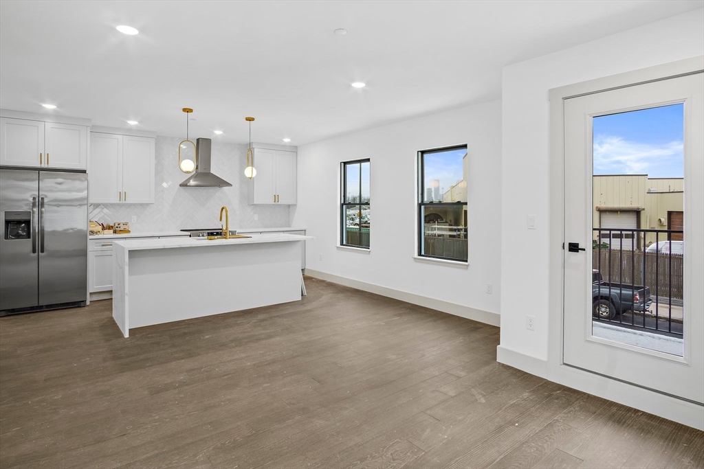 127 E Cottage St # 3