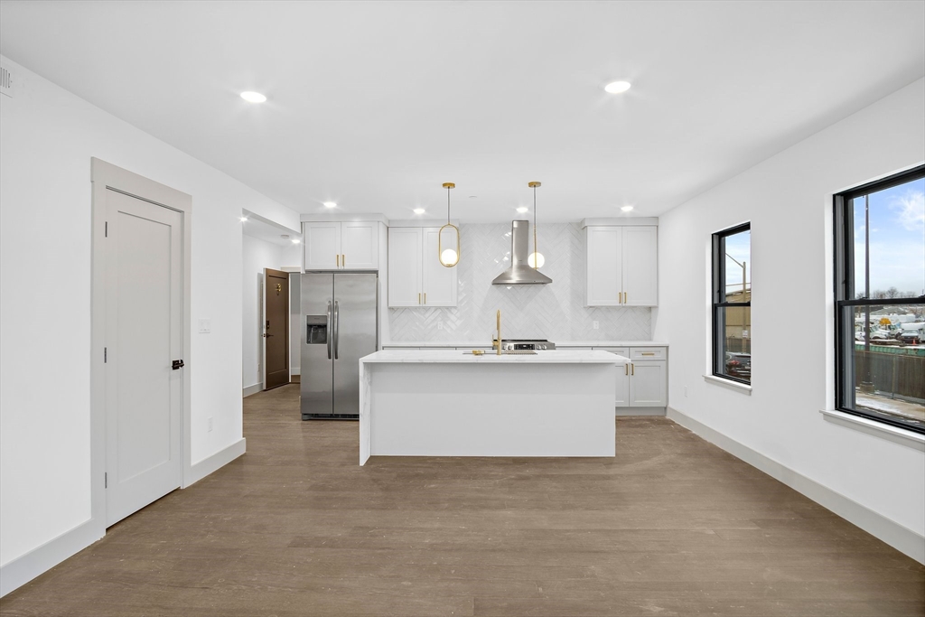 127 E Cottage St # 3