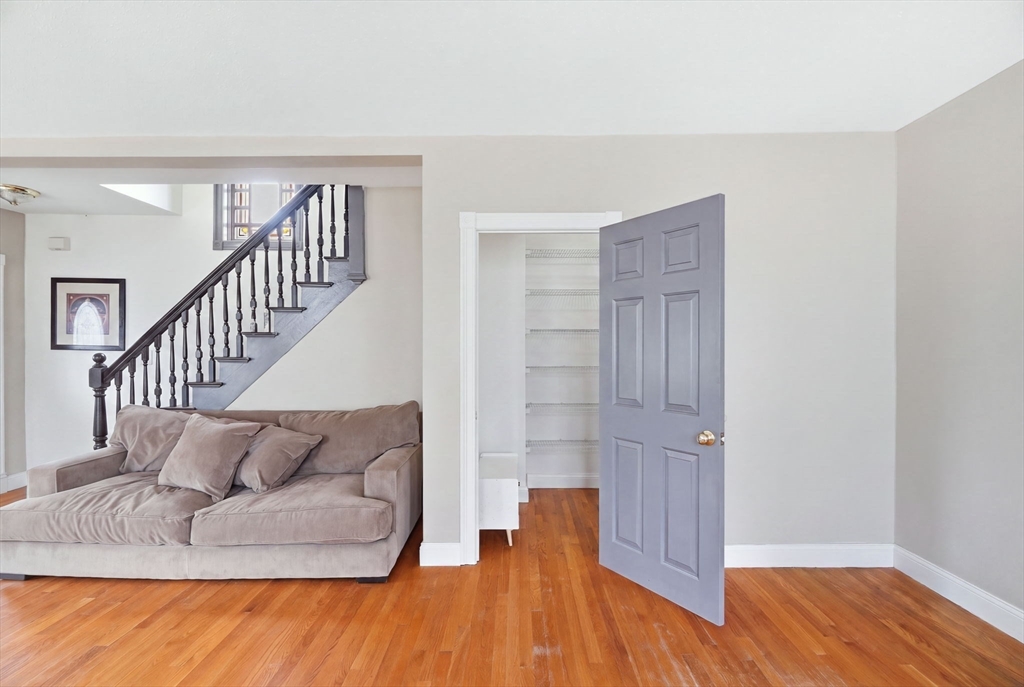 87 Crescent St