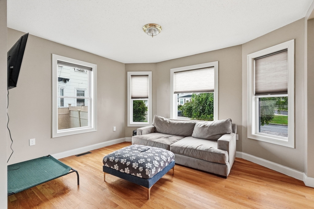 87 Crescent St