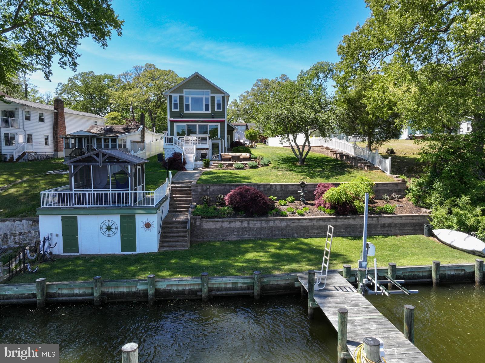 512 RIVERSIDE DRIVE