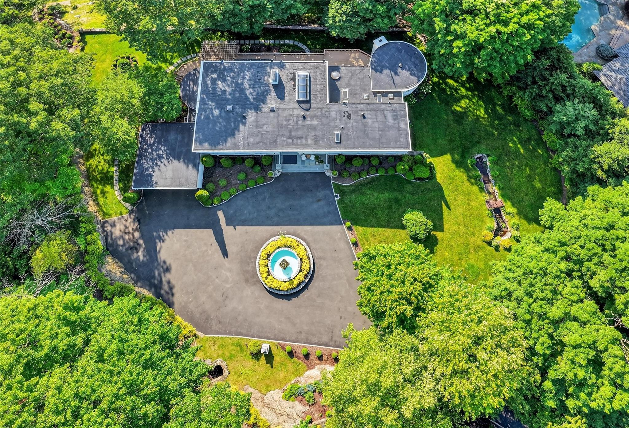 65 Round Hill Road