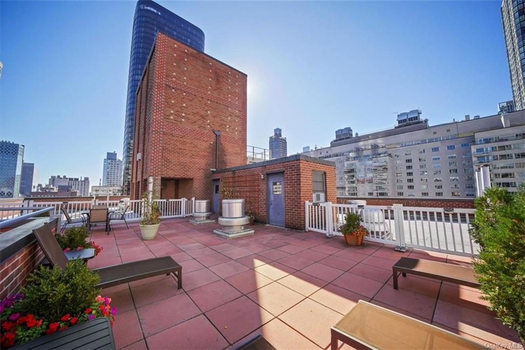 220 E 67th Street Unit: 7F