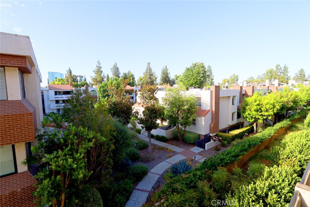 5550 Owensmouth Ave 210