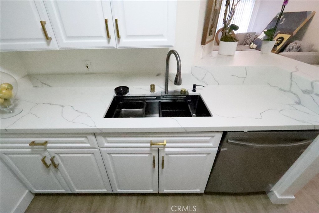 5550 Owensmouth Ave 210