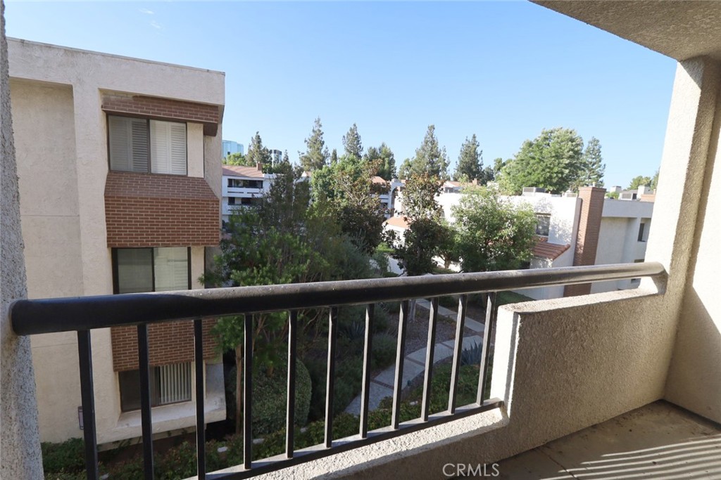 5550 Owensmouth Ave 210