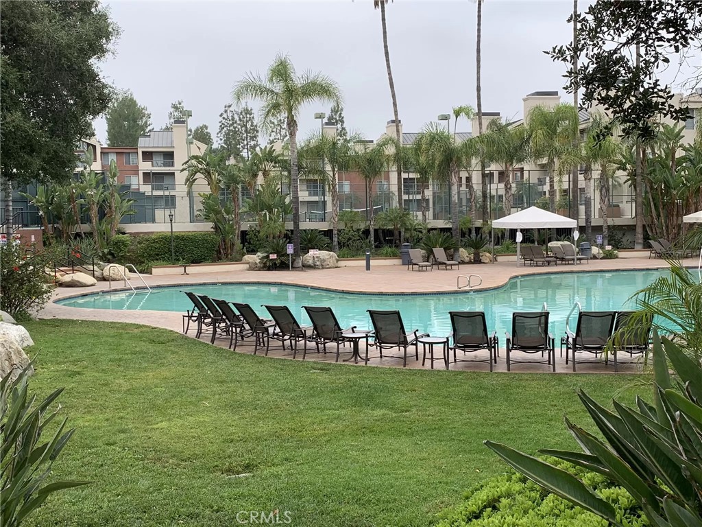 5550 Owensmouth Ave 210