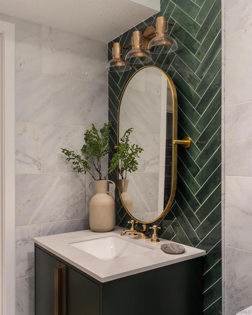 2206 Place Monaco