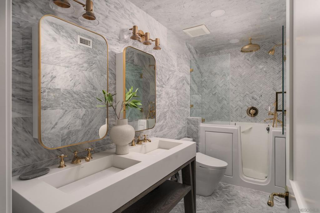 2206 Place Monaco