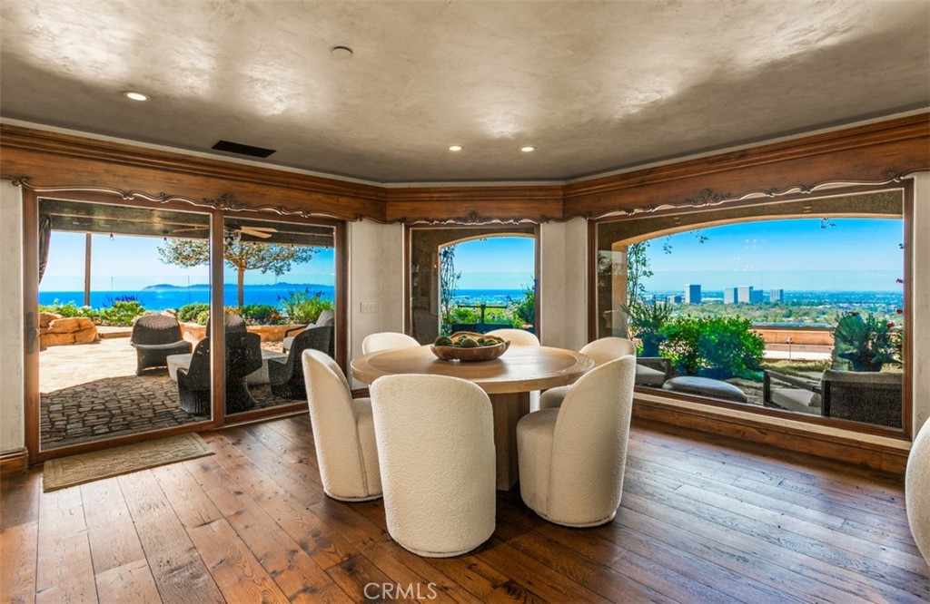25 San Mateo Way