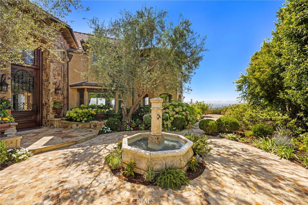 25 San Mateo Way