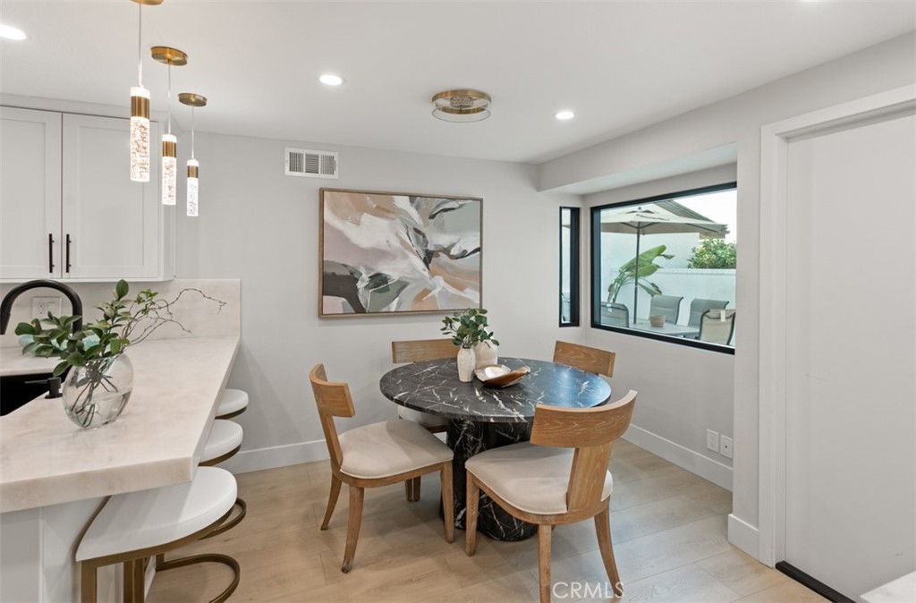 10 White Water Drive